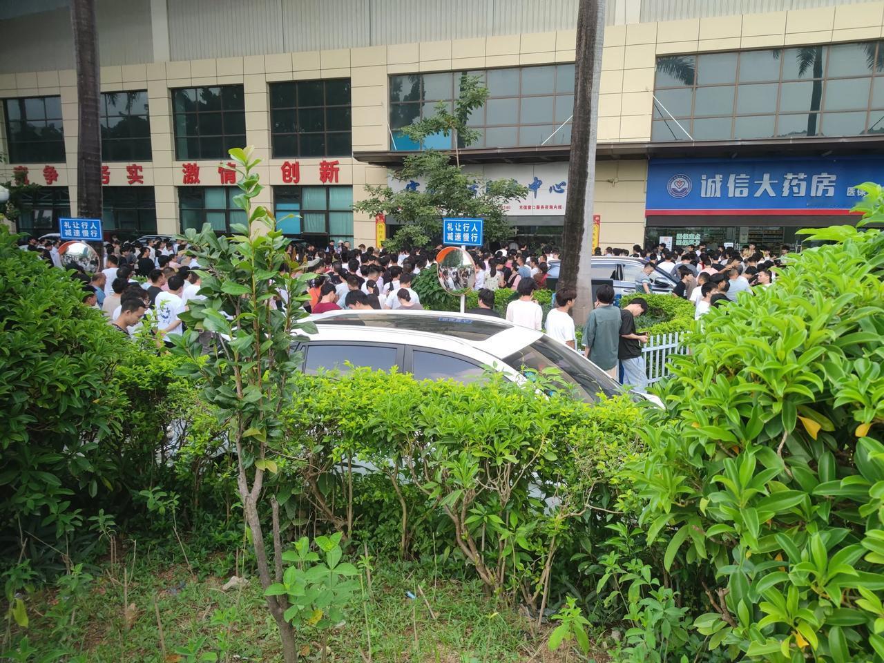 找个工作不容易，22一小时，全都是人。
早上吃饭拍的，仅仅拍了一半左右。
感觉有