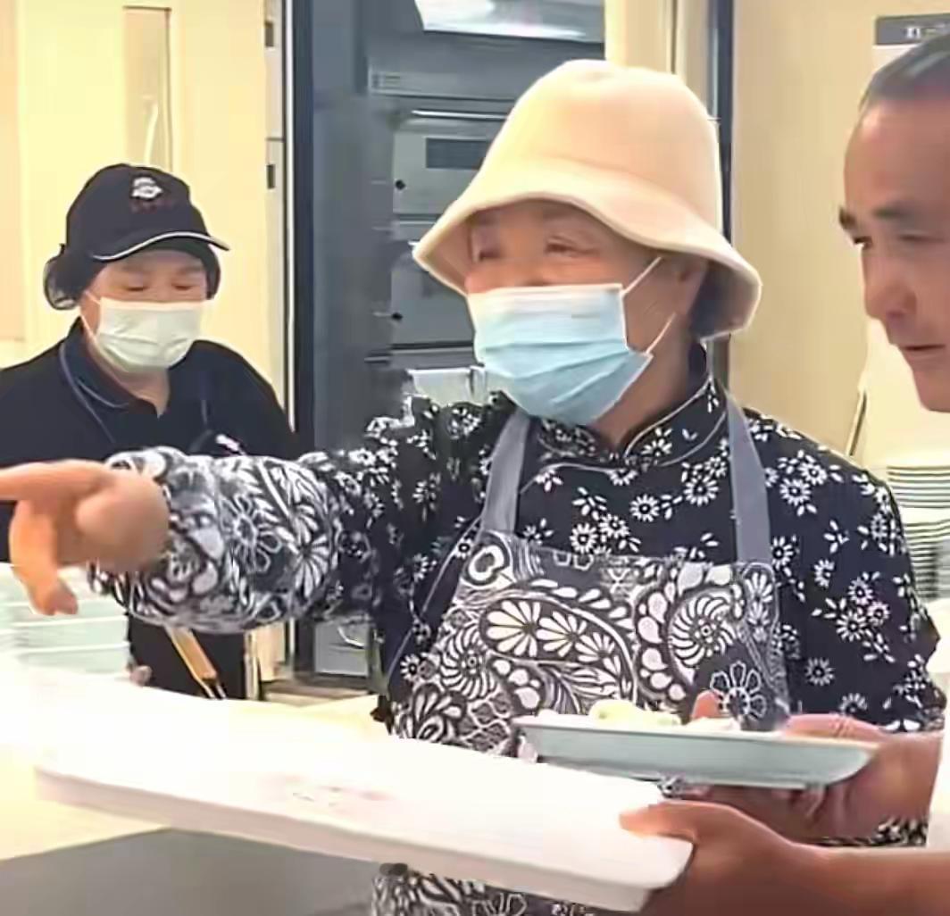 刘强东父母京东食堂打工16小时真相曝光：冻红双手背后，藏着中国式父母最戳心的爱！