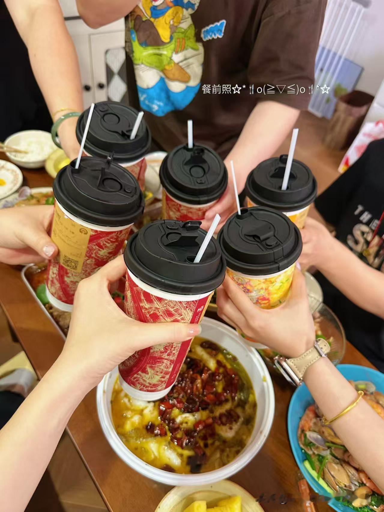 秋天的第一杯奶茶，早已不只是一杯饮品，更成了一个网络仪式。入秋之时，不少人盼着这