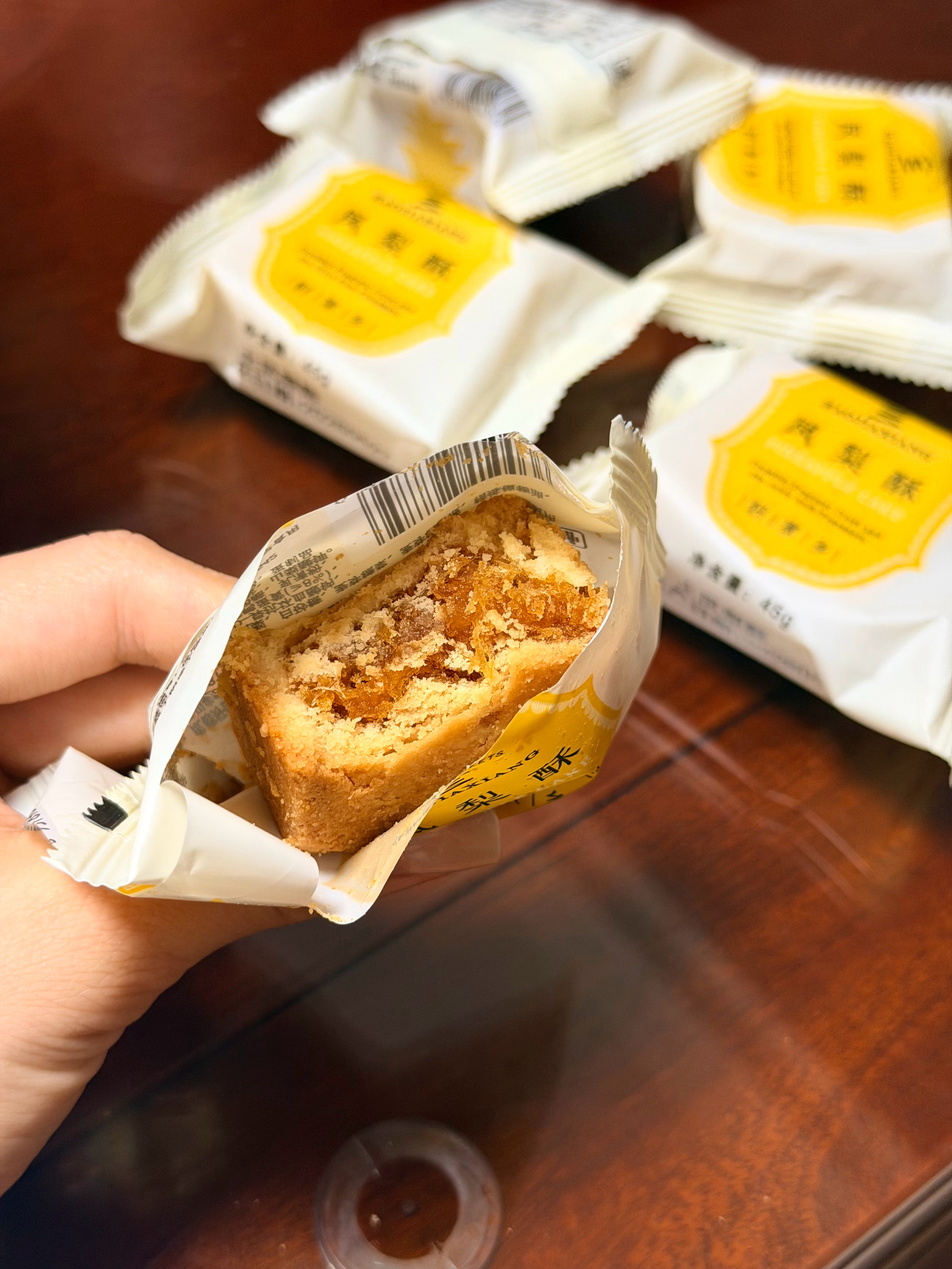 吃上了！皮很酥，我喜欢！馅比较清新，没有日出的浓郁，所以我还是更喜欢日出，不过比