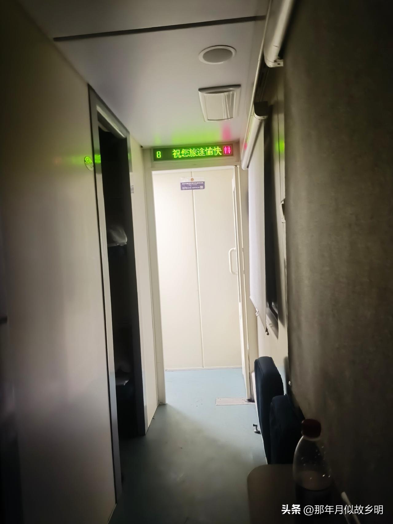 当列车员不容易。

八月一日凌晨三点五十二，列车刚开出长沙站……

我躺在卧铺上