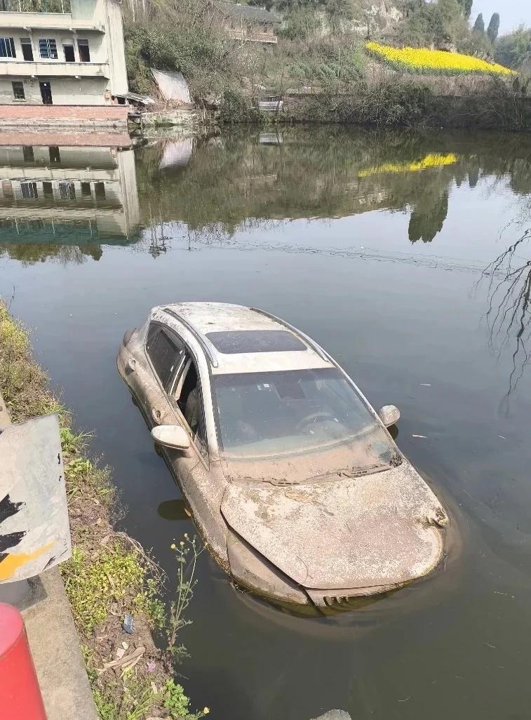 总有温暖在身边
刚看到消息，某乡村河道发现一辆被淹轿车，情况紧急，司乘人员安危未