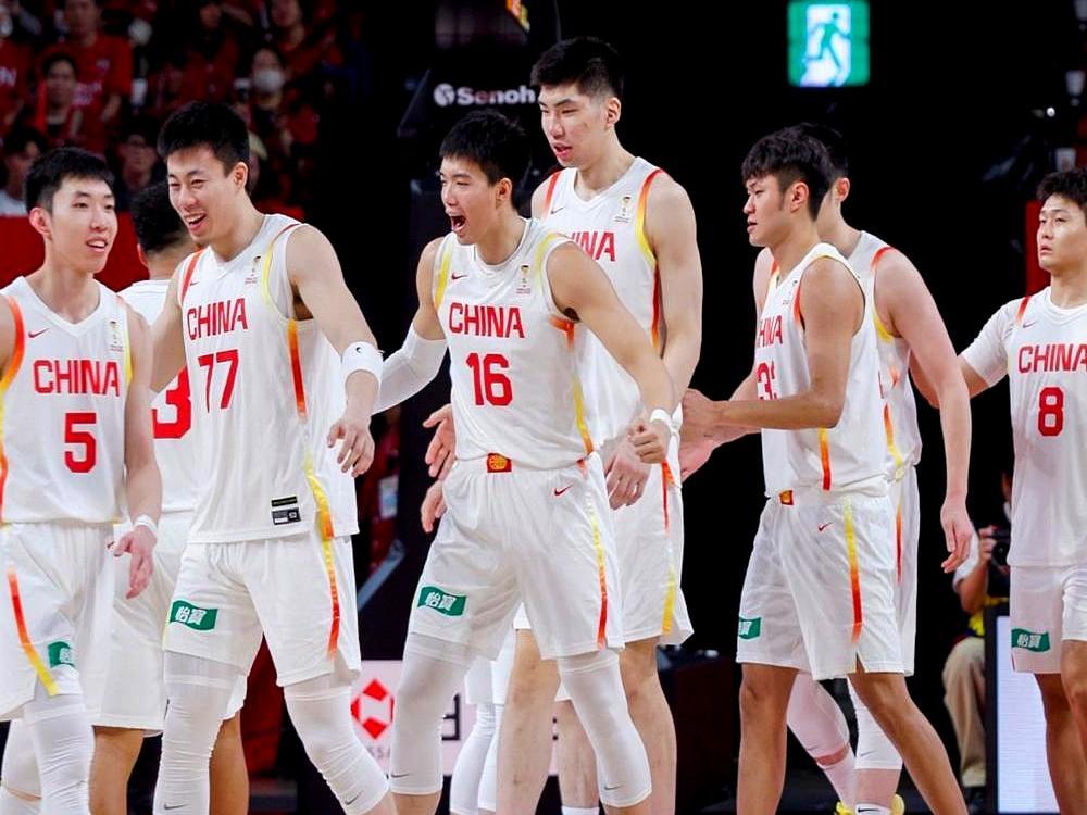 朱俊龙捂着大腿砸向地板，对手刚硬生生从他裆下钻过去。转播席上的周琦冷笑一声，这球