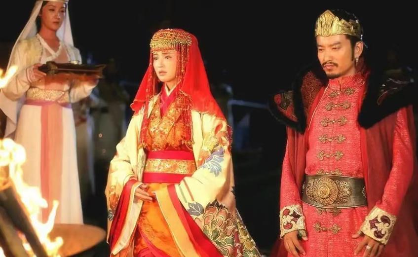 1295年，忽必烈的四女儿阔阔真奉命远嫁波斯国王，由于路途遥远，历时两年，可刚到
