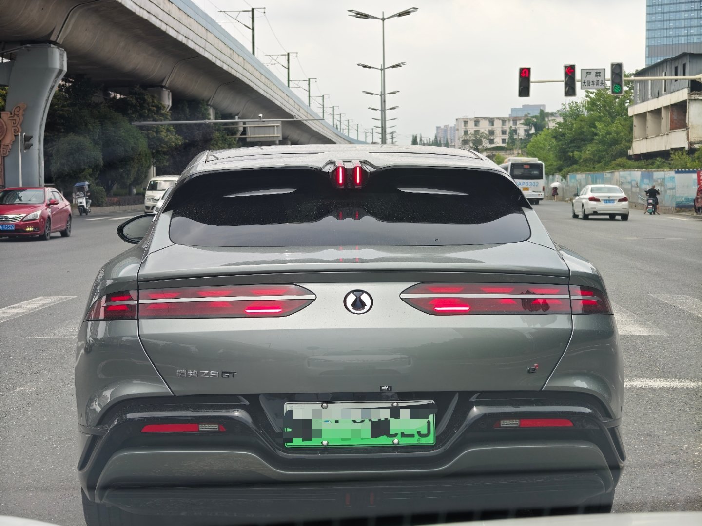 这尾灯设计真的很一般[允悲] ​​​