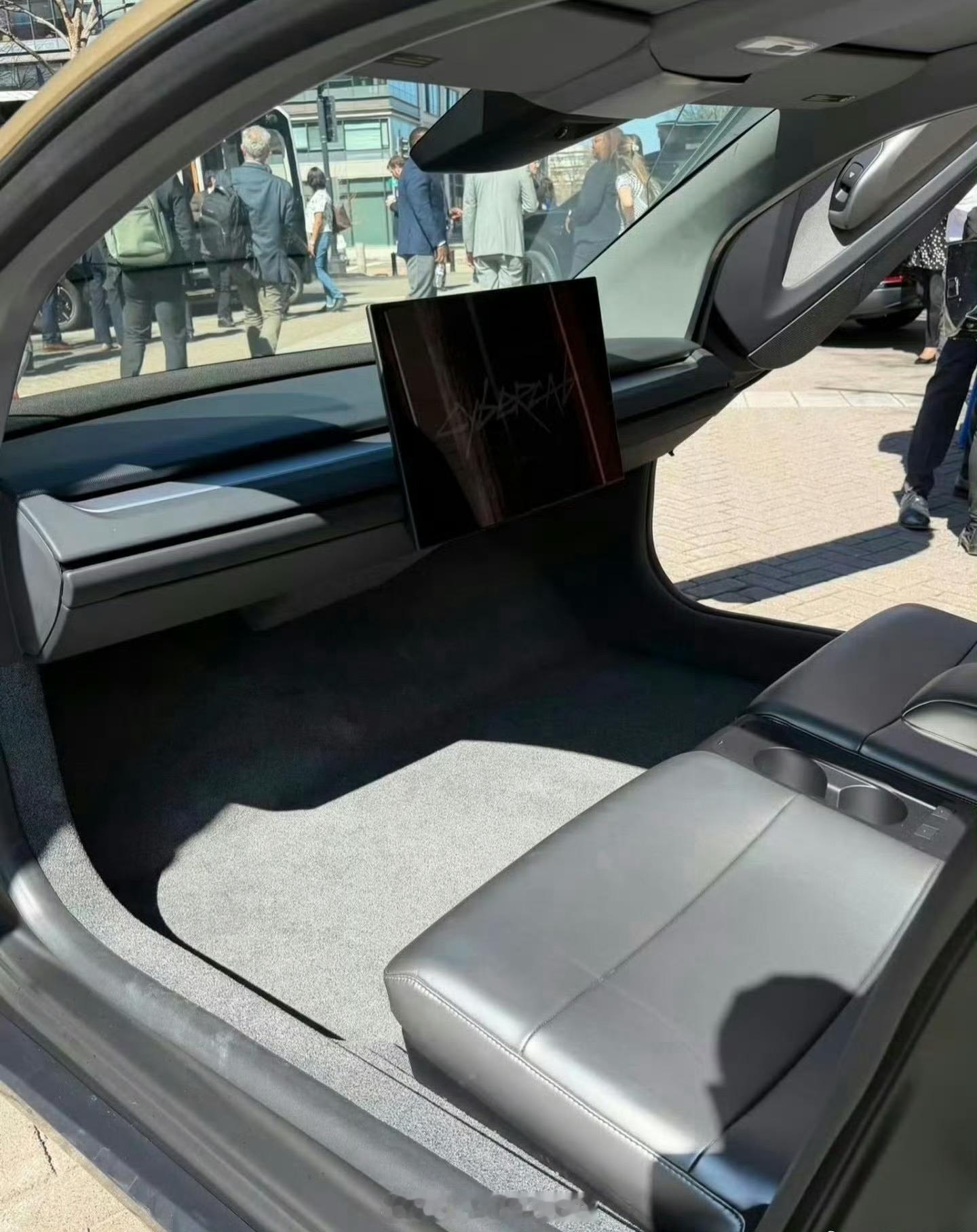 马斯克把方向盘删了删个方向盘很简单，甚至国内大部分新能源车企都能做到问题是，出事