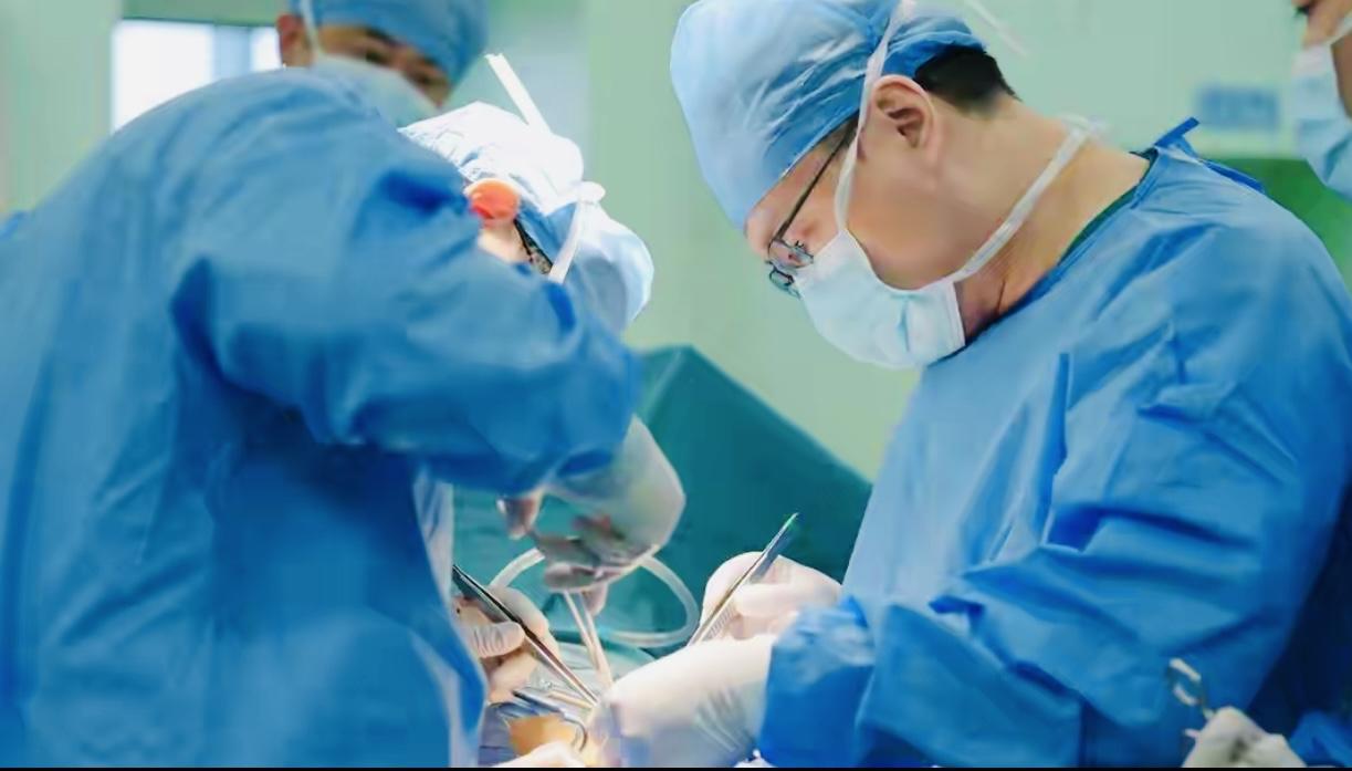 65岁母亲捐肾救子，儿子得知真情后流下感动泪水。

39岁吴军被确诊为尿毒症，他