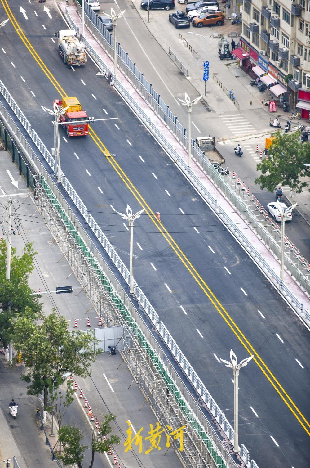 7月20日，济南纬二路跨铁路天桥维修改造工程迎来新进展。桥面沥青层已铺设到位，施