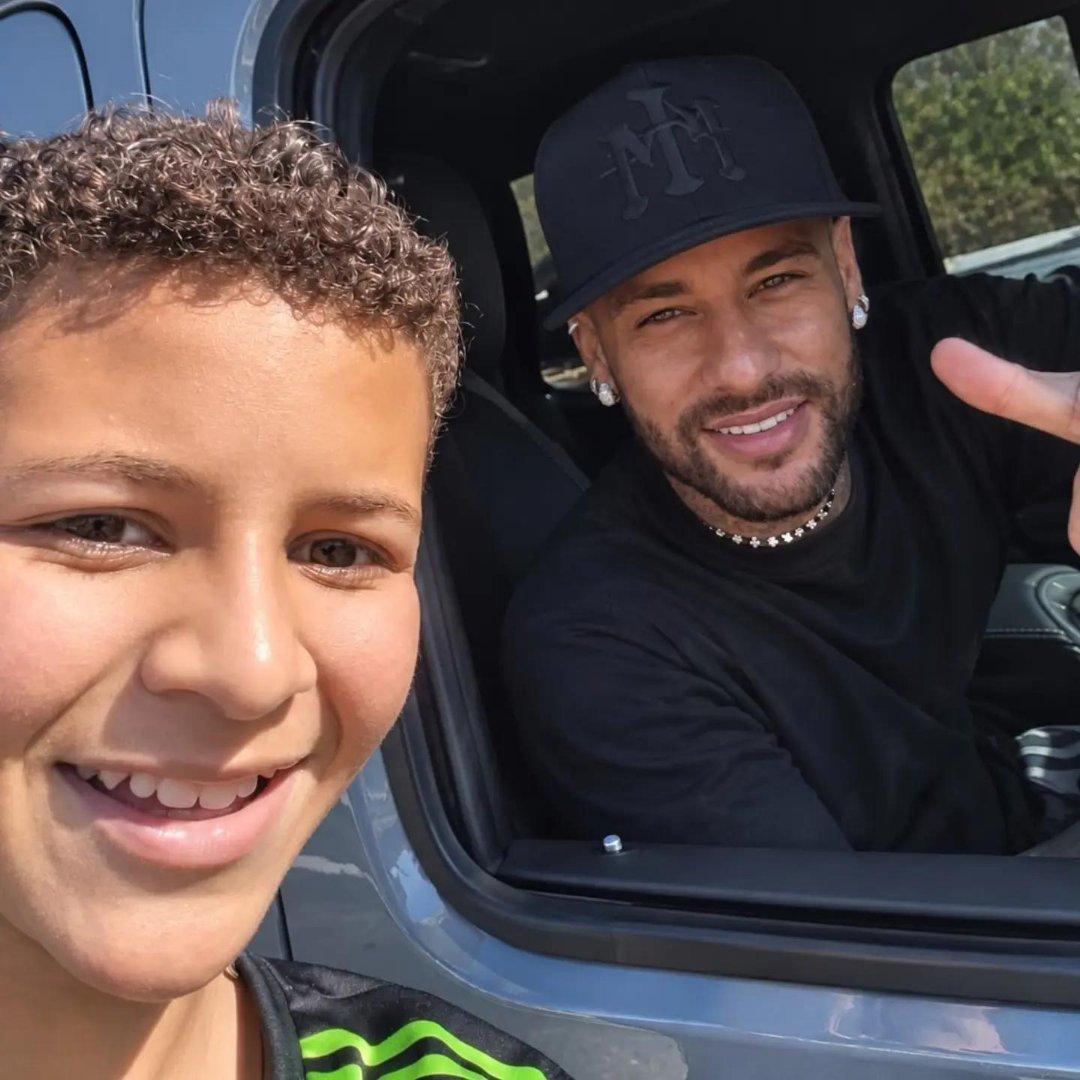 球迷更新neymar[超话] 满满的谦逊！今天下午三点左右，他在红绿灯路口停下。
