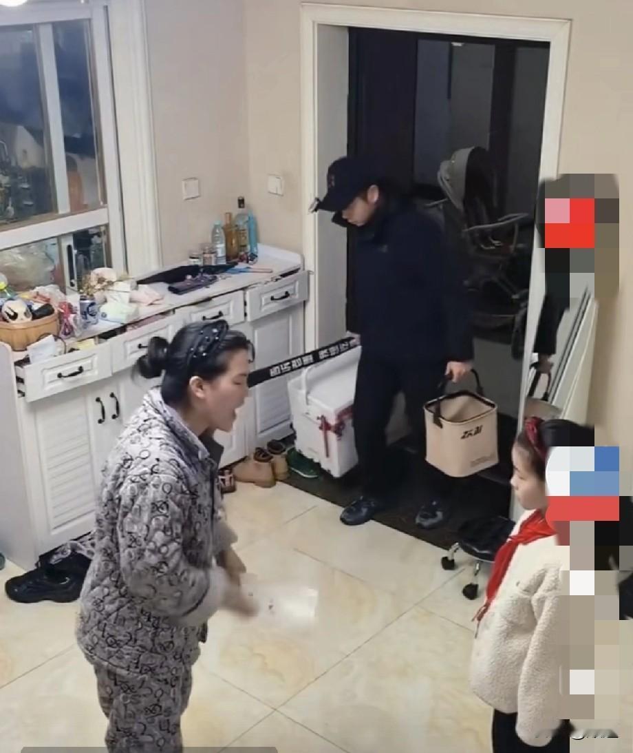 这就是生活吧，不过结局还好。
男子钓鱼回到家刚走到门口，见妻子正拿着女儿的作业本