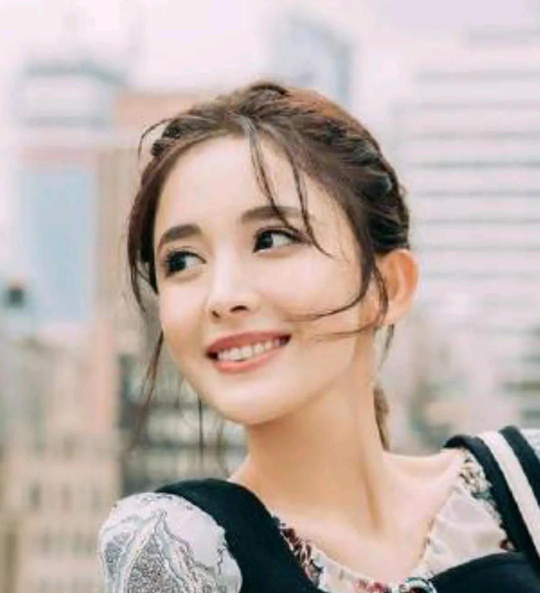 古力娜扎她出道近13年，有过几段较为知名的恋情，但都未能修成正果。   2015
