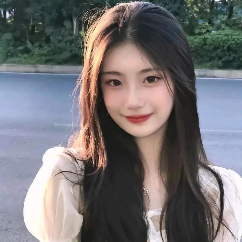 阳光洒在长发上，少女微笑如花🌸少女感笑容 少女感微笑女孩 少女的笑容 美少女的