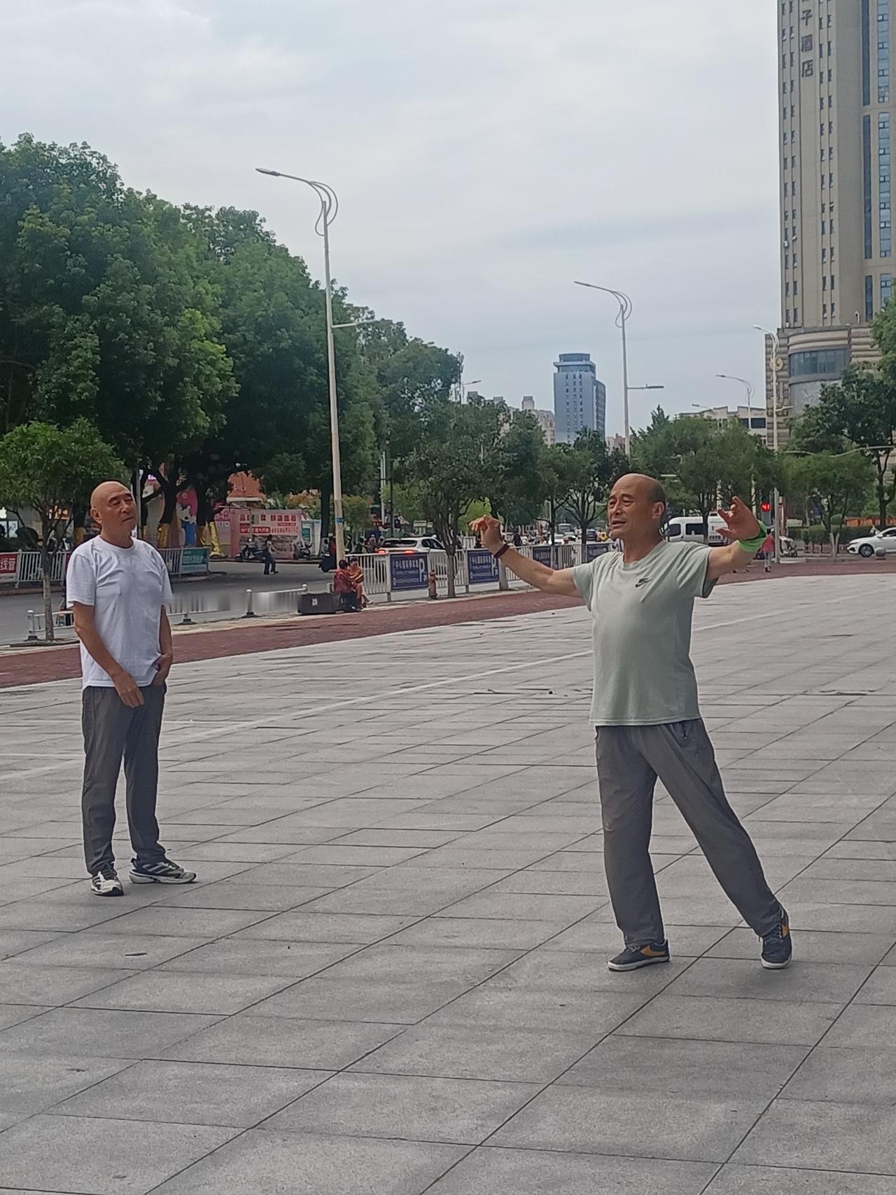 【人世间·人间最好的幸福，是内心安稳】夏日生活打卡季
清晨的微光漫过窗棂，
七夕