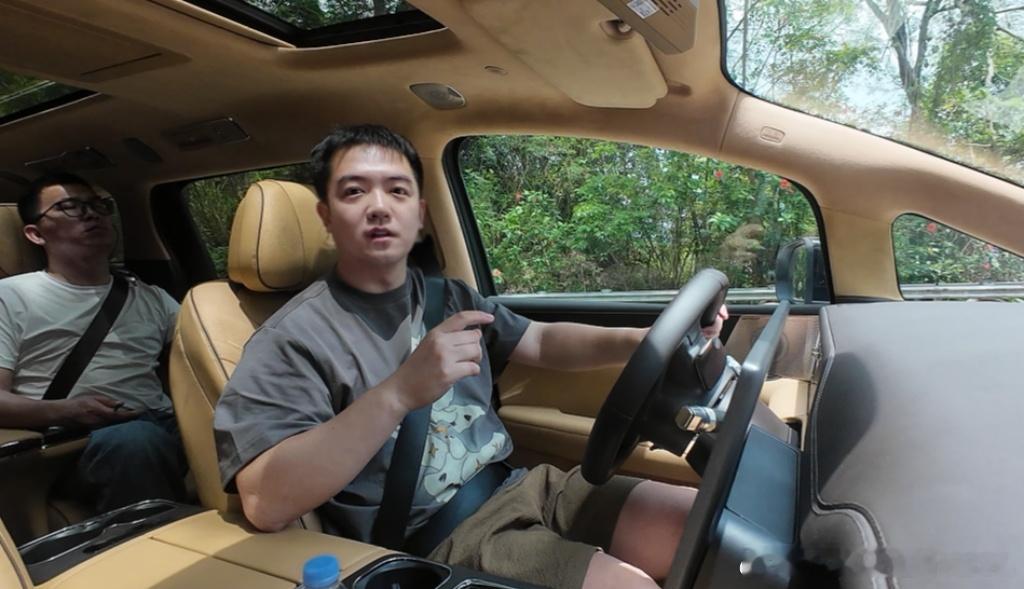 剪完才发现，一直有的魏老师入镜。不过这也能证明D9有多舒服，我在前面巴巴的说，后