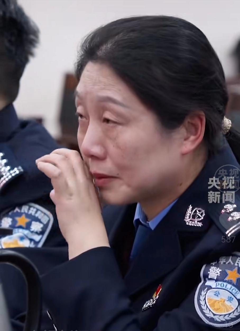 这份沉重的警号是她搀扶父辈走在没有走完的路。英雄就是这样生活在你我之间。这就是我