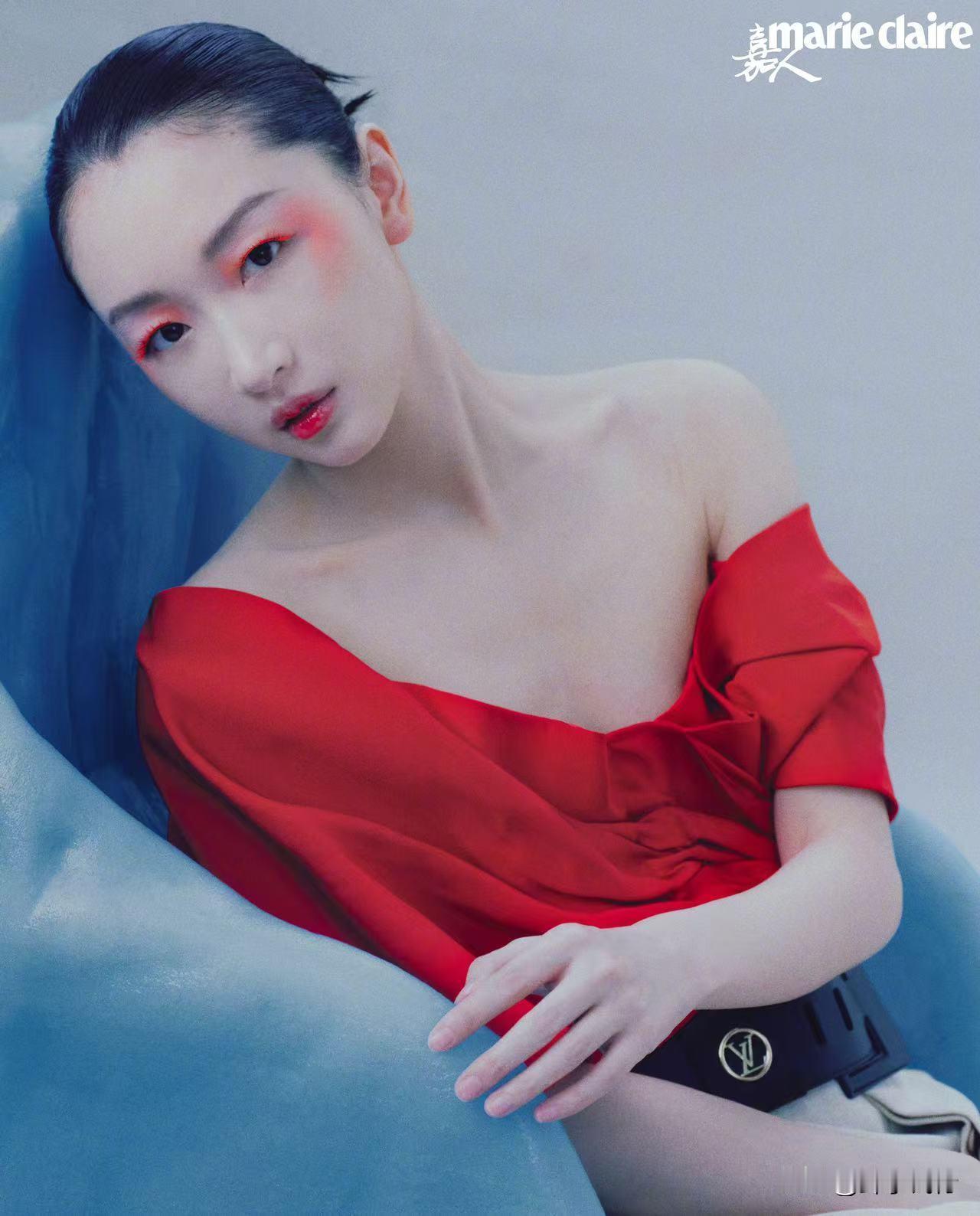 她高定大片释出，演绎冷暖情绪下的女性坚韧与优雅。 近日，周冬雨以一袭高定服饰惊艳