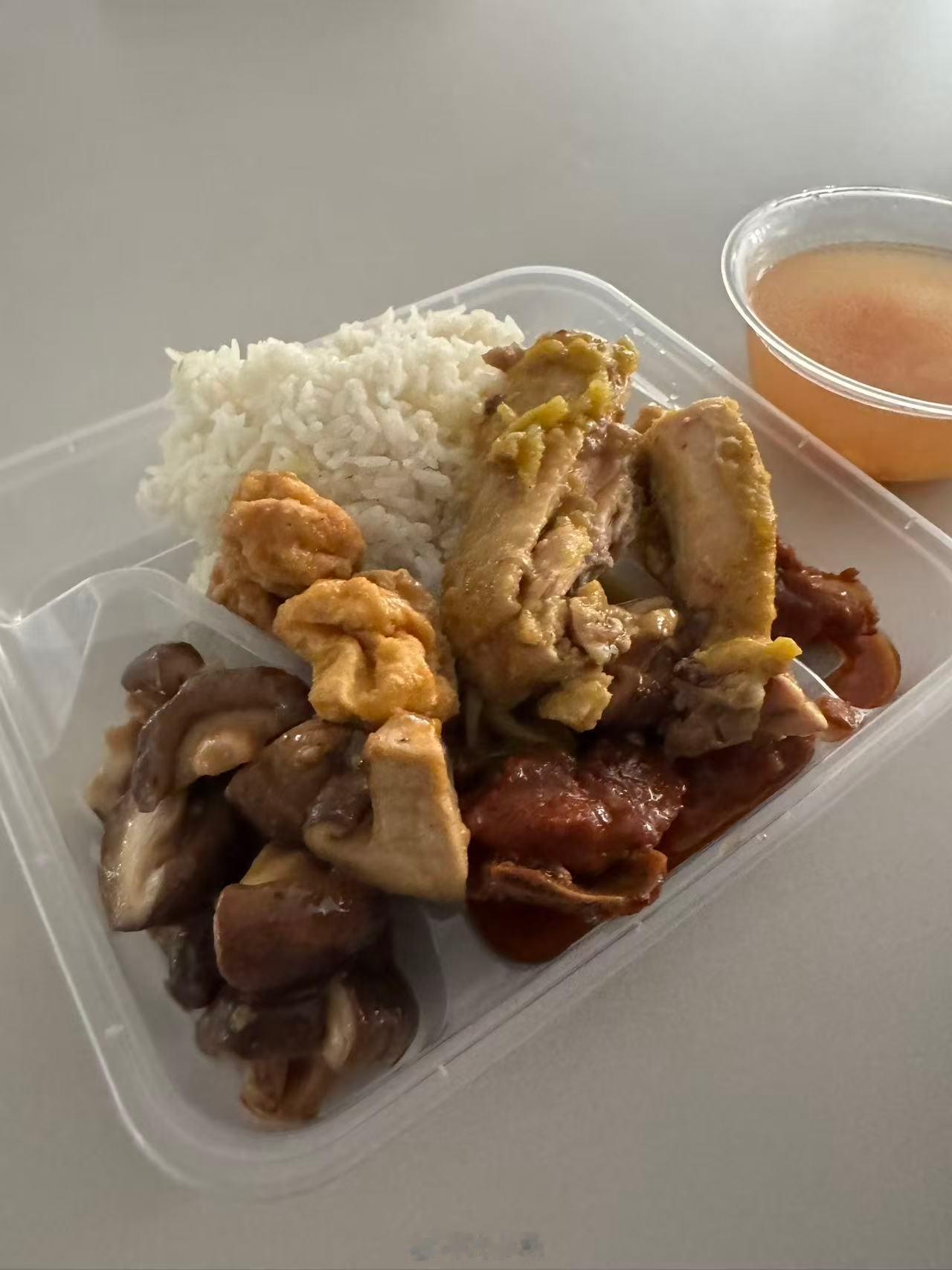 请欣赏二素的午餐（凌志4s店员工餐）感觉还行啊！虽然我肯定不会吃，但二素应该吃挺