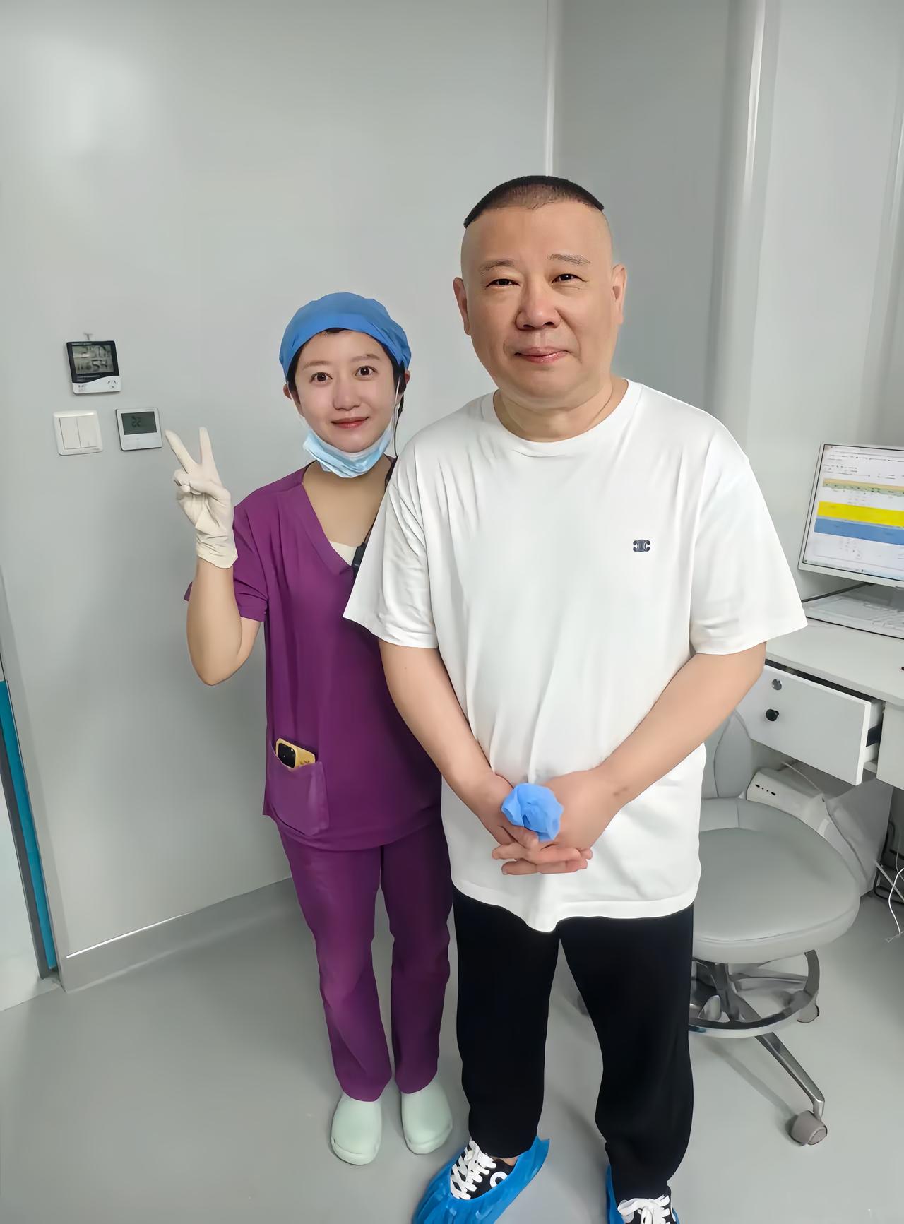 近日，有网友晒出郭德纲与美女的合影，但这是四月份郭德纲在山东的时候拍的。

小姐