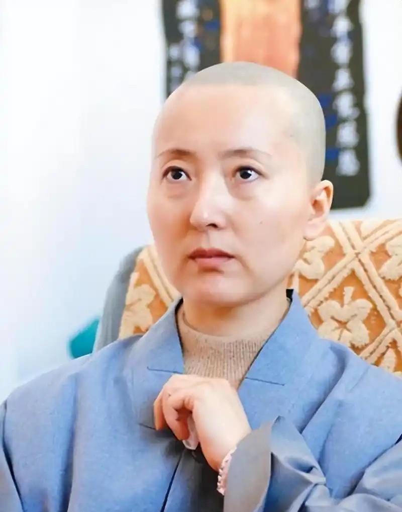 陈晓旭去世好友去送行，瞻仰遗容时竟认不出，巴掌大的脸让他当场泪崩。
那是一个让人