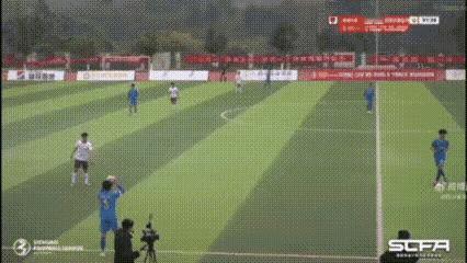 年轻人“拳”别足坛，这不是踢球，是杀人吧！

宜宾乐鑫队34号何某某这一拳，打裂