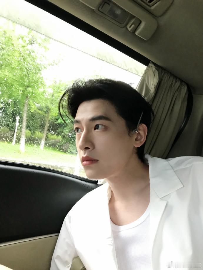 辛云来怼脸白西装辛云来这个怼脸 白西装怼脸拍，颜值很能打 