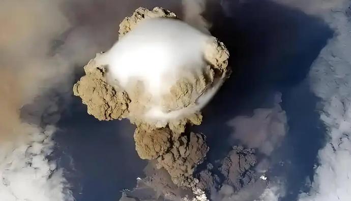 我们不能天天被动应对，要主动出题让对方答。美国的“欲加之罪，何患无辞”的套路我们