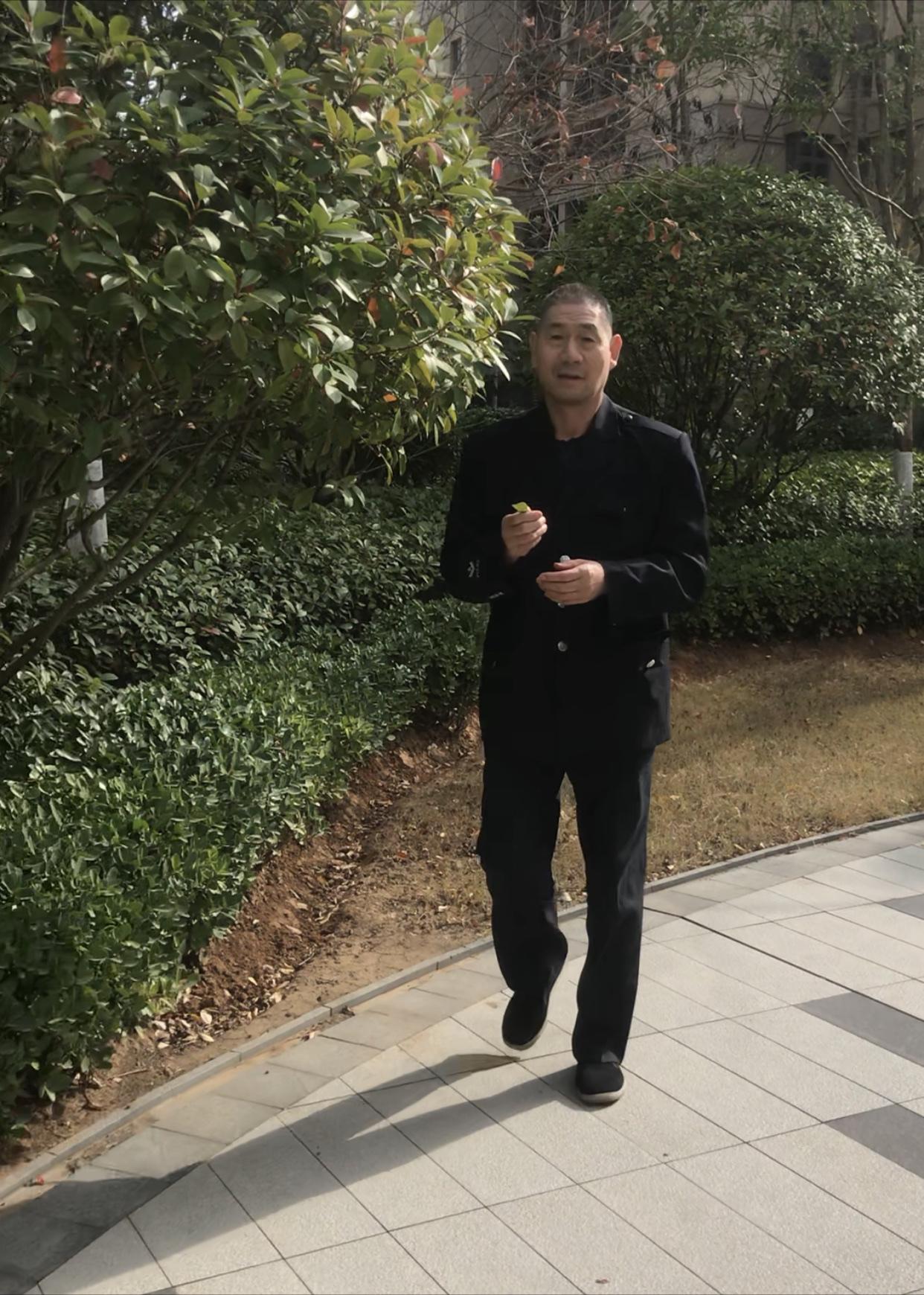 「在公园的晨光里慢跑，脚步跟着阳光的节奏，每一步都踩在惬意里。生活的美好，就藏在