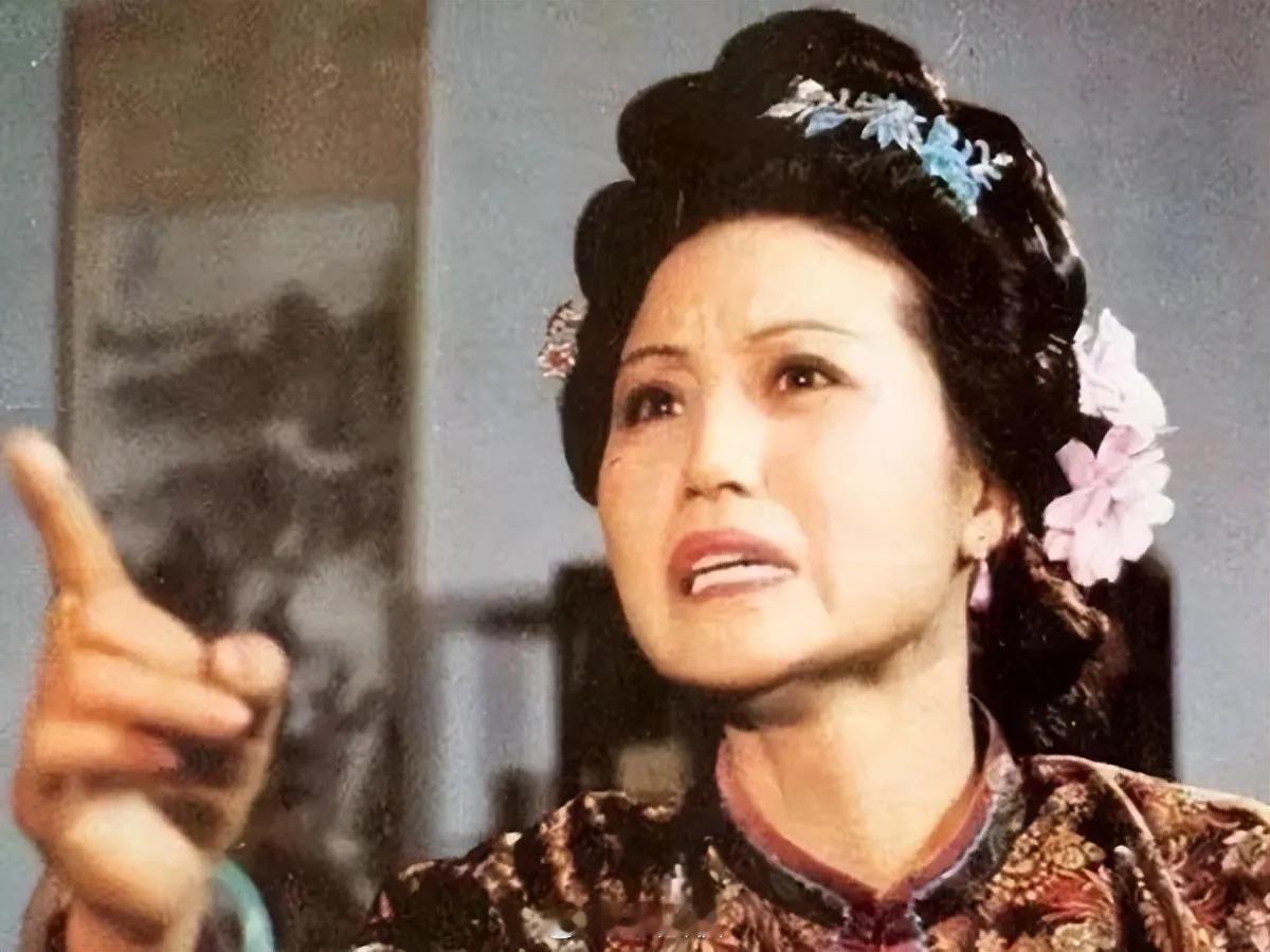因嫌纱帽小，致使锁枷扛，昨怜破袄寒，今嫌紫蟒长：乱烘烘你方唱罢我登场，反认他乡是