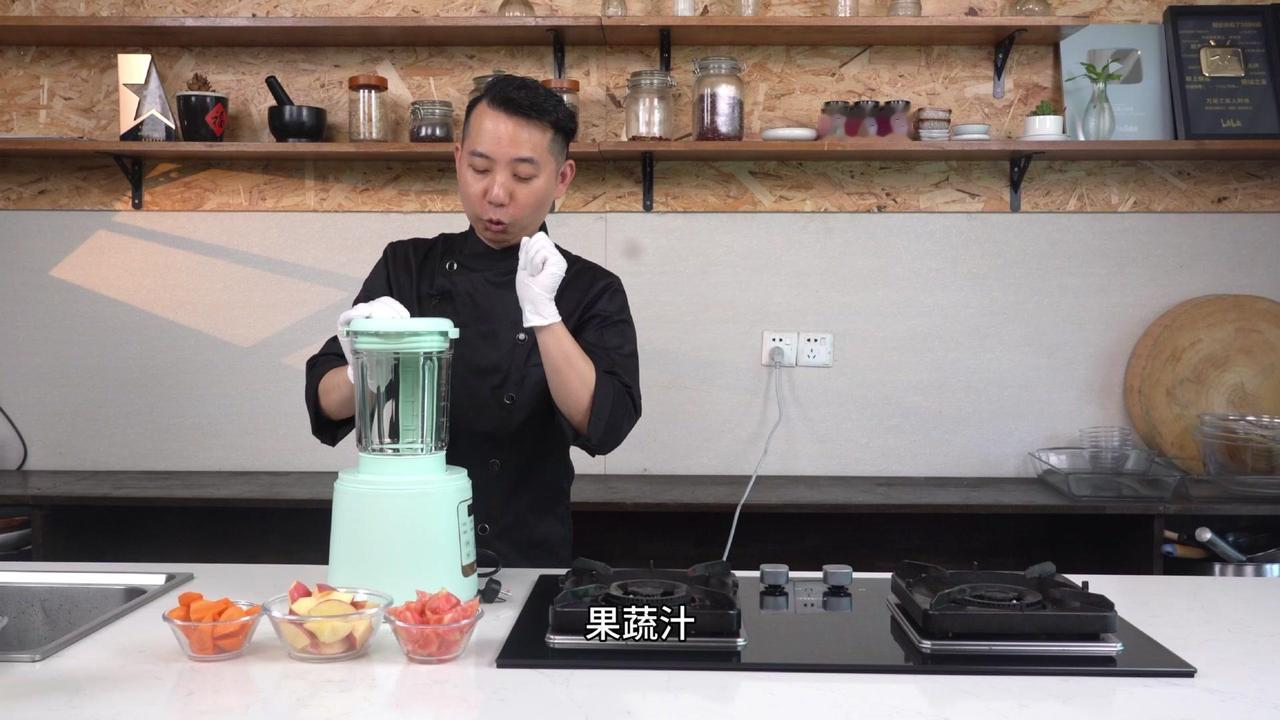 🍹食材：
番茄、胡萝卜、苹果、冰块、茉莉花茶。
🍹步骤：
1️⃣将番茄、胡萝
