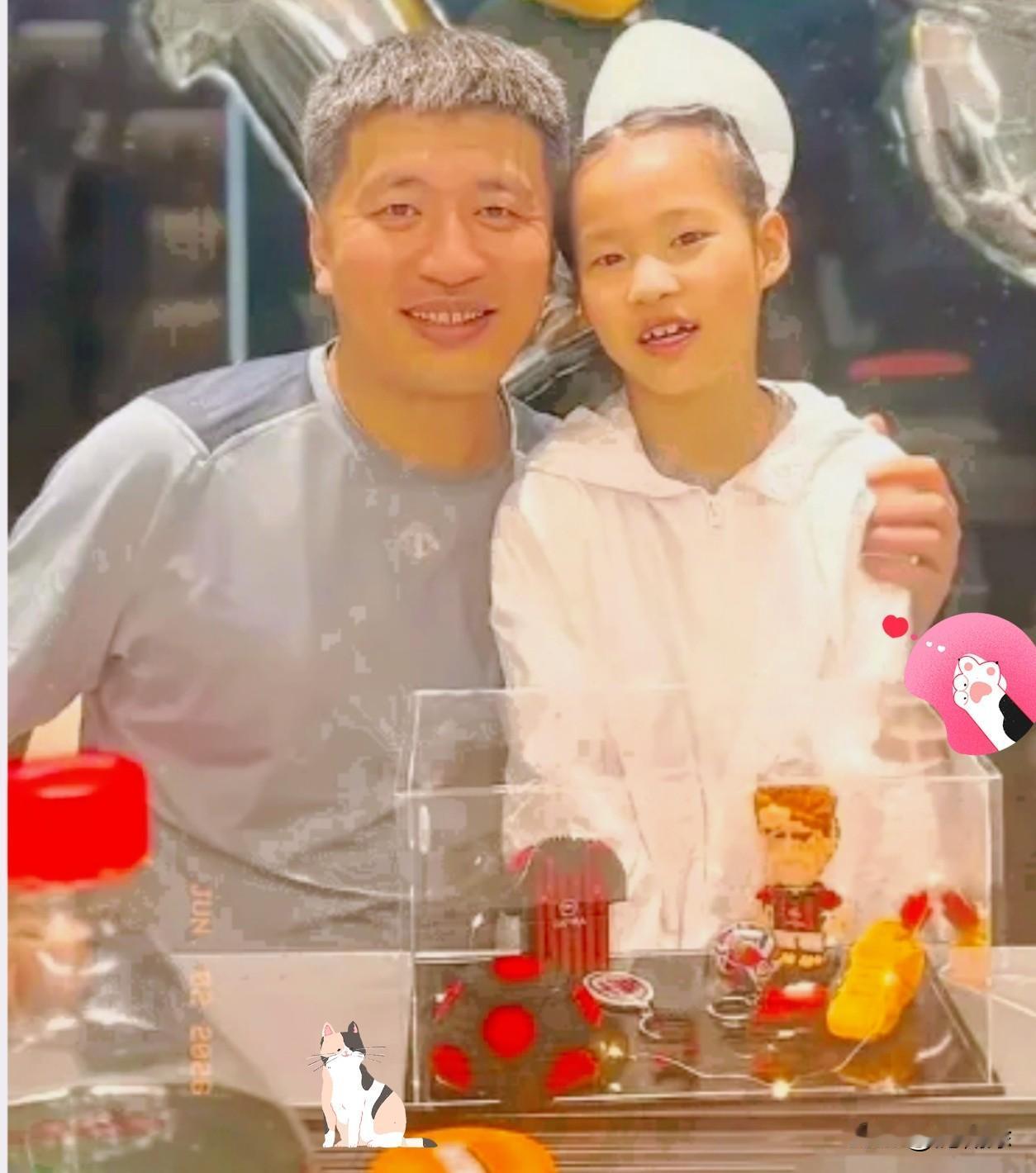 昨天六一，看到张雪峰女儿发的那张照片，真的泪目了！

照片里，孩子坐在公司展厅，