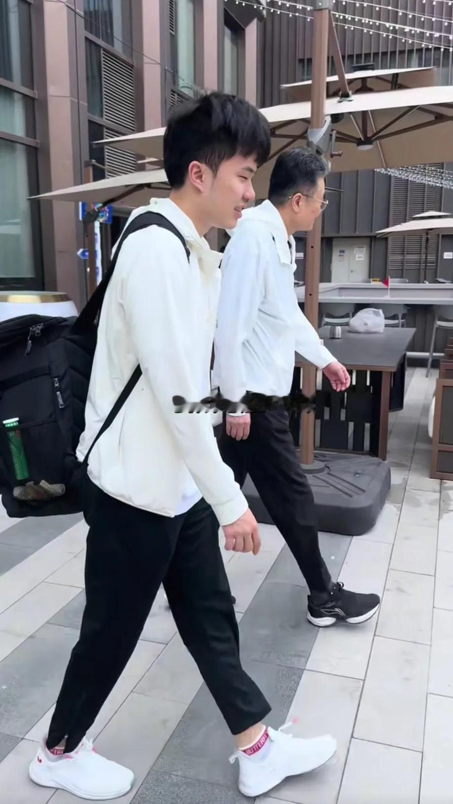 这么害羞的一个男孩子，谈女盆友怎么谈怎么更进一步[大笑]估计牵个手脸都红咯[爱慕
