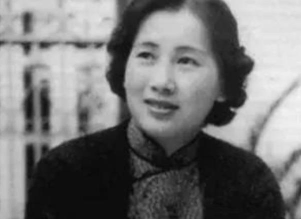 1912年，叶挺被迫娶了童养媳黄春，新婚夜，他被父亲警告：“给我好好圆房，给叶家