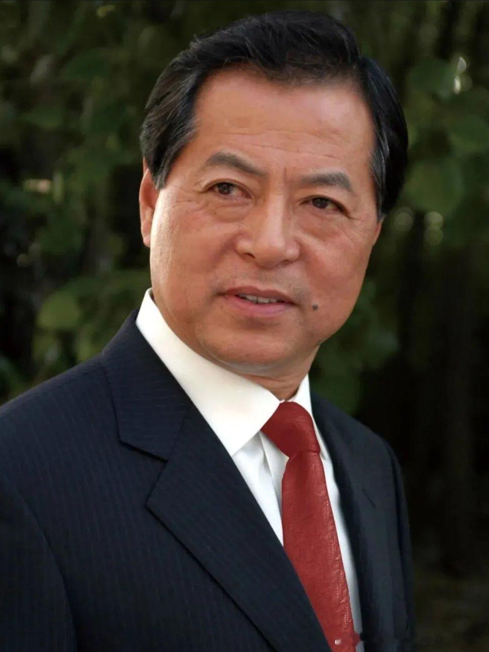 你觉得何麟适合饰演哪位足球教练？ ​​​