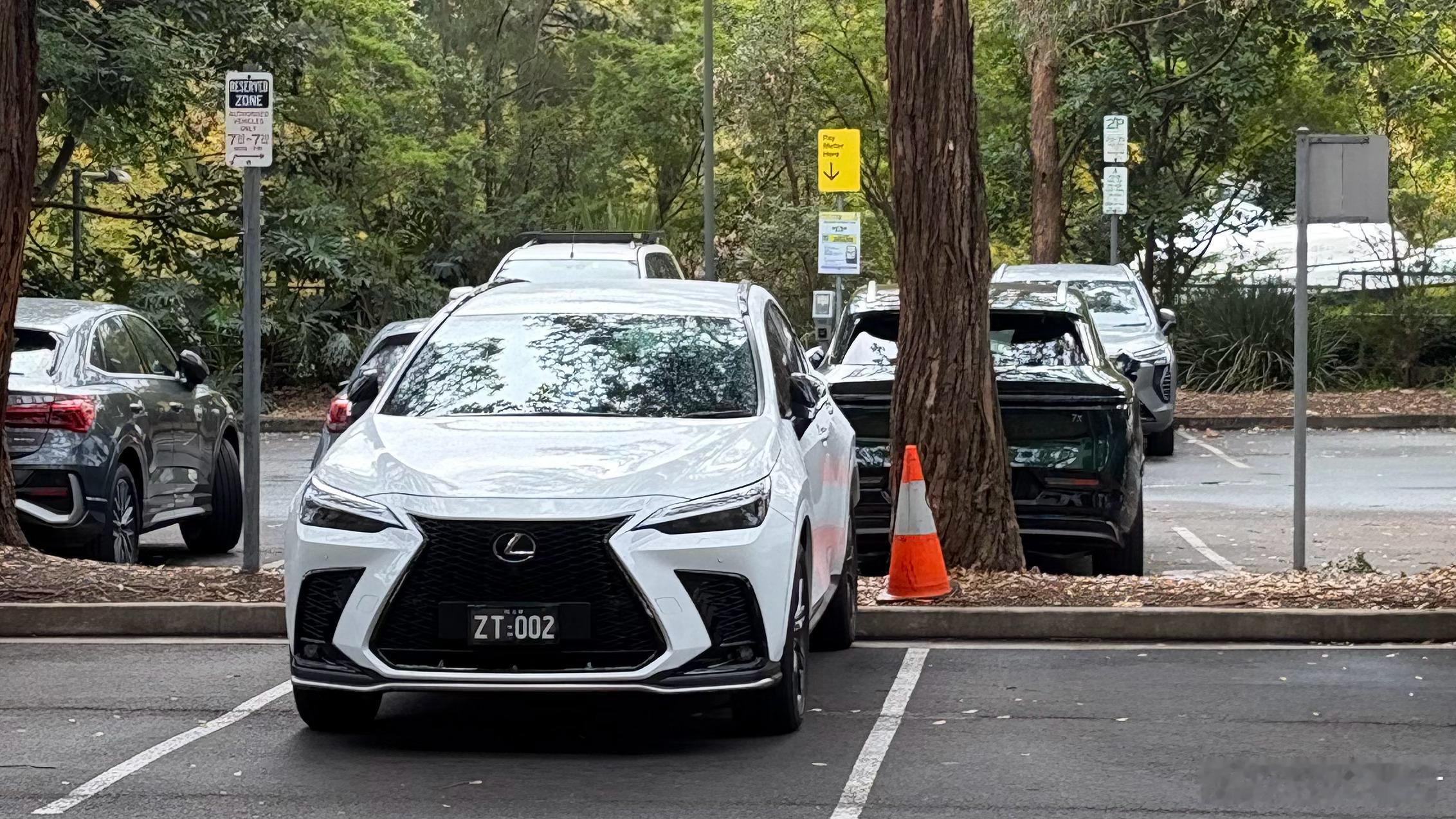又一台极氪 7X，在学校停车场