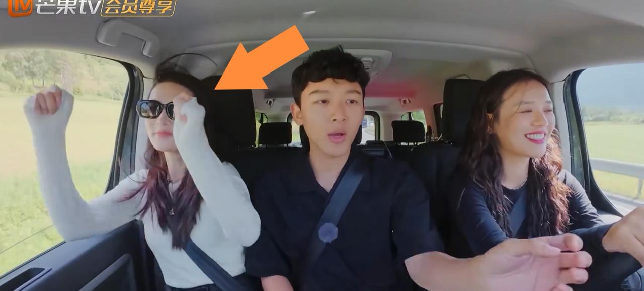 马思纯，李沁，张晚意
跟龚俊他们走散，
身上没有钱，
只能“化缘”。

由于某个