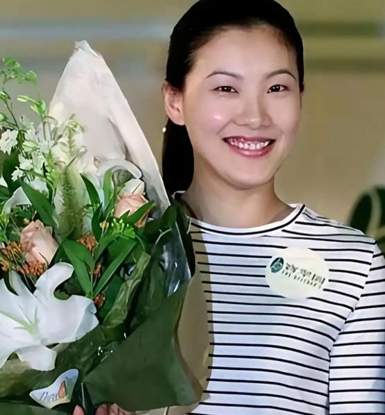 48岁的伏明霞结婚24年，老公梁锦松74岁，心脏搭过支架。他们育有两男一女，长女