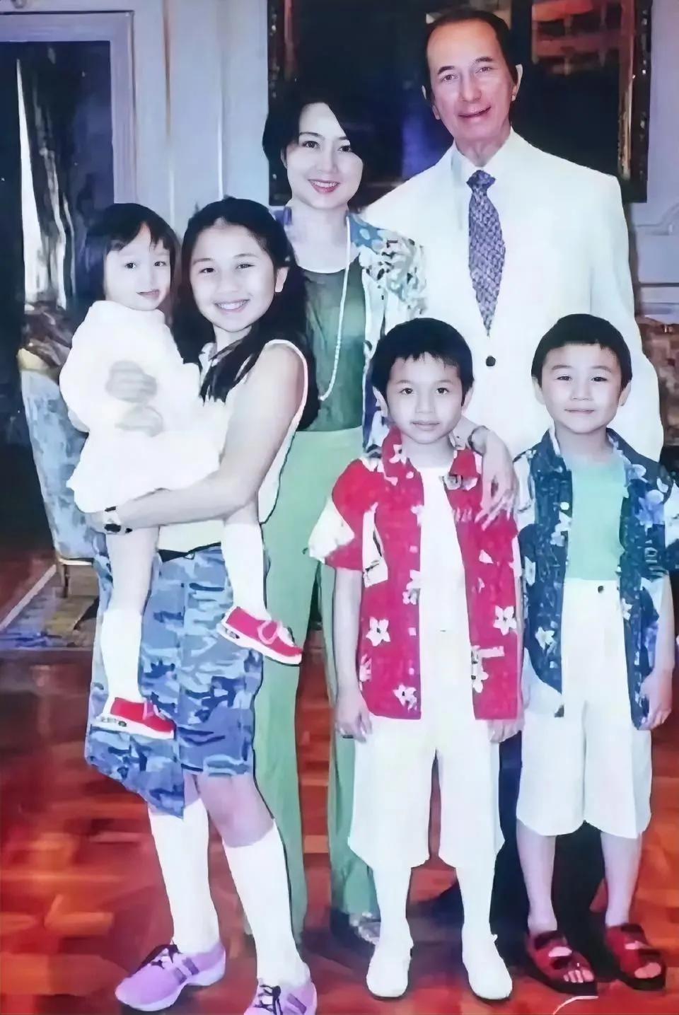 赌王四房和赌王的合照。原来四房的四个小孩，小时候都共用一张脸诶！都是小圆脸，尖下