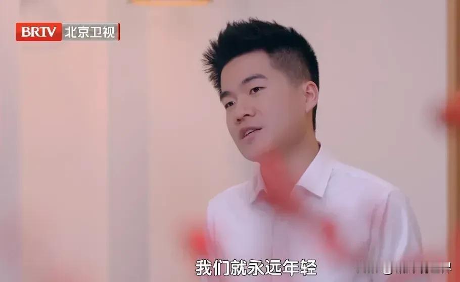 董董看似是神经大条将与辉同行年后校招计划宣之于口，实则董董帮了董宇辉大忙，再也不