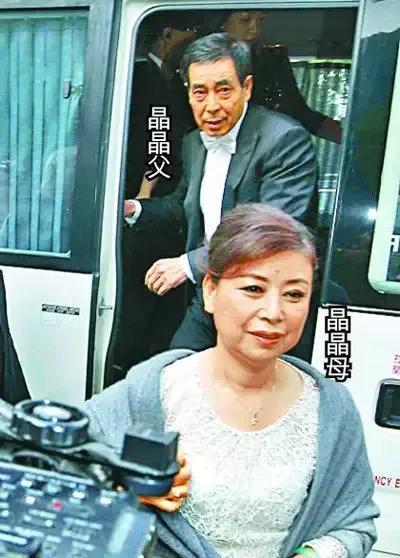不愧是郭晶晶的妈妈，气质真威严！昔日罕见盛装出镜，格外端庄大气，感觉连郭晶晶都不