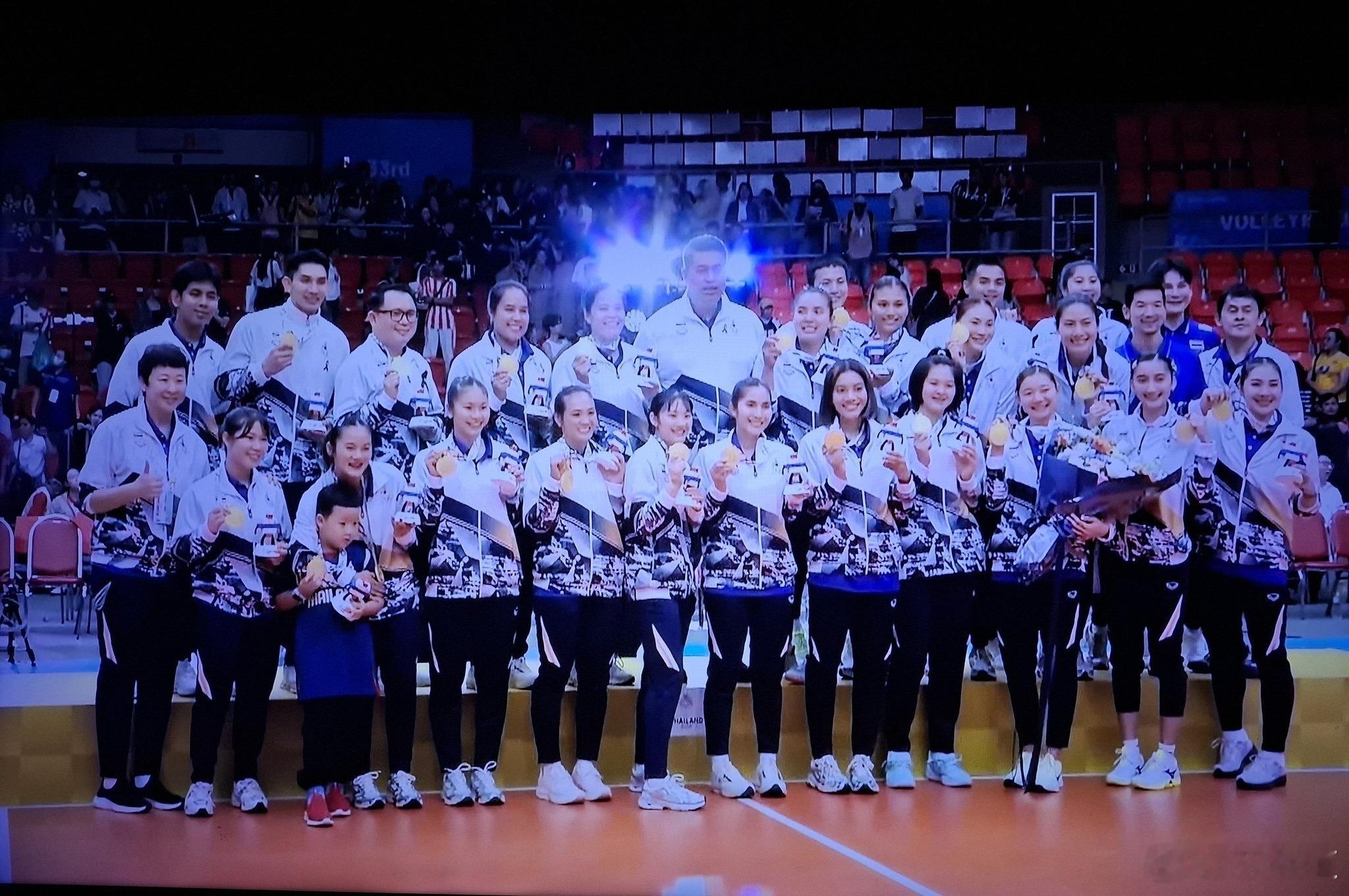 国际排坛动态泰国女排第一张图冯坤和儿子也在，但不确定是否是今天的现场图…… 