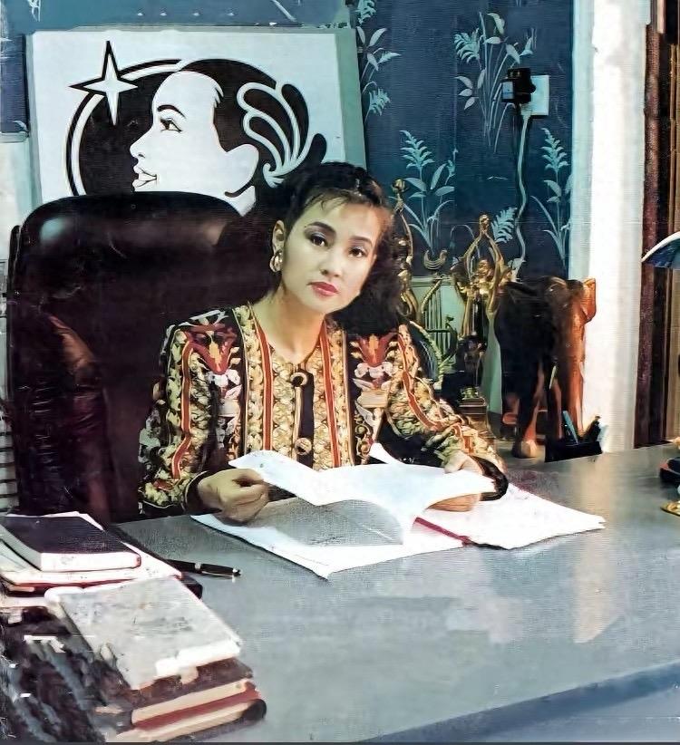 90年代，刘晓庆坐在深圳办公室的一张留影