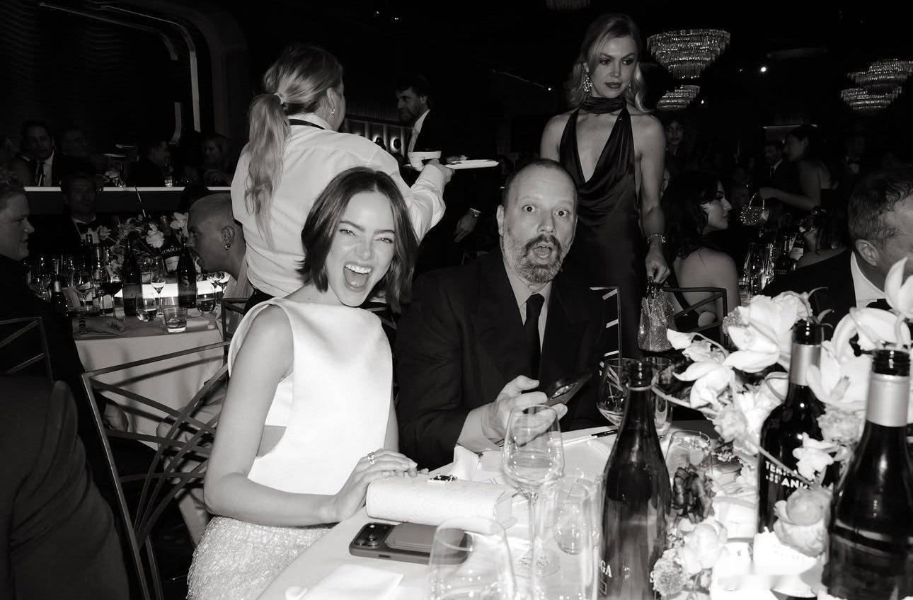 Emma stone艾玛斯通在本届金球奖上的各种时刻，玩得很开心了 