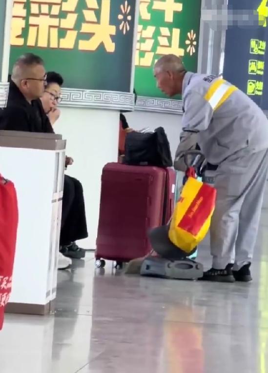 5月8号，呼和浩特火车站的候车大厅里，有一家三口找了个空位坐下，看样子是等着坐车