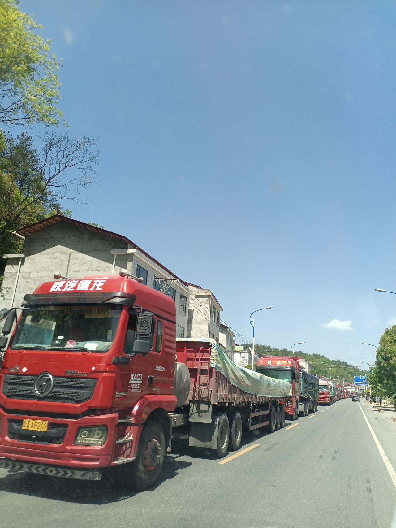 今天下从广元奔汉中走国道108，不知为啥堵车？
   往南的大车特多，堵车有四十