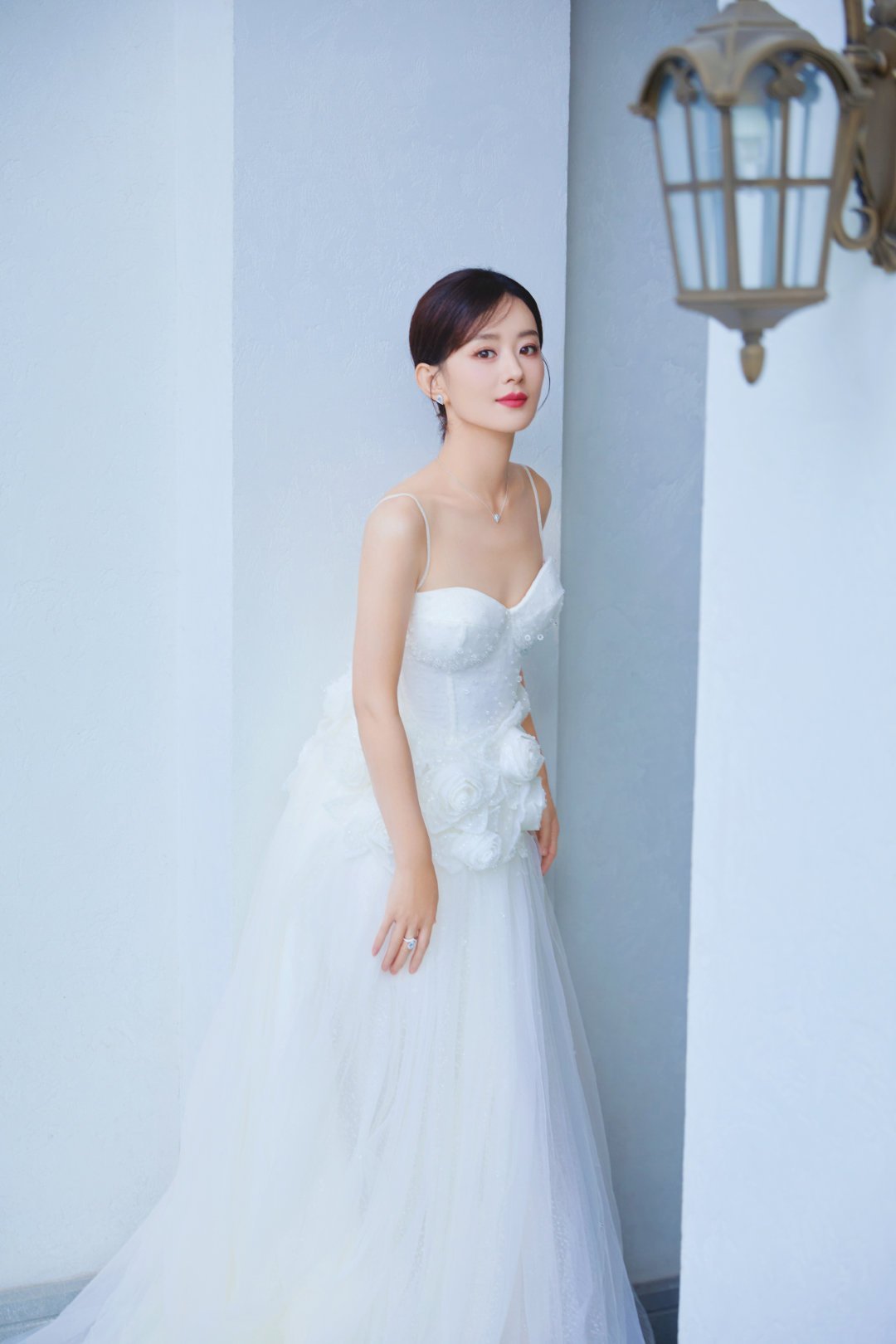 赵丽颖赵丽颖 zly纪梵希全球彩妆及香氛代言人赵丽颖是徒手摘月的小少年，是风雨如
