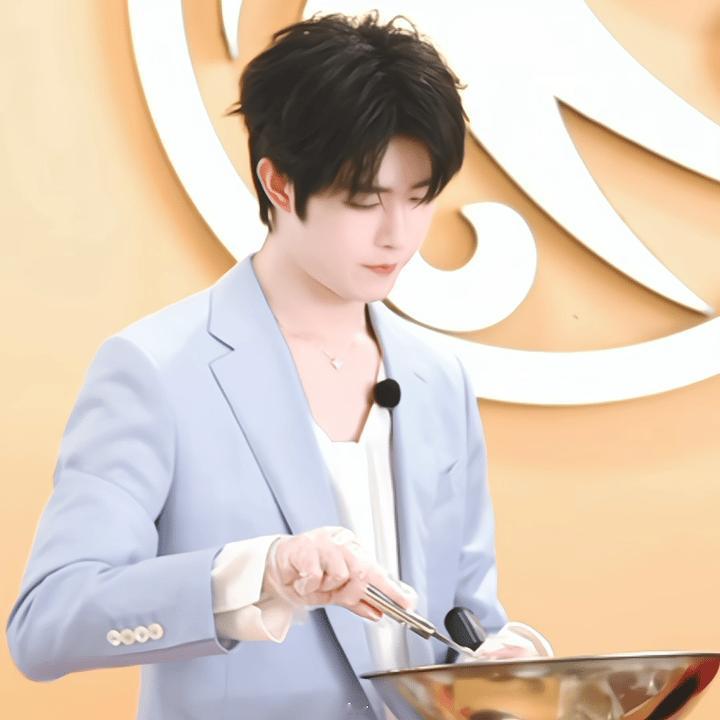 咋这么萌啊…一边拌一边舔嘴唇啊啊啊啊小宝宝🐽田嘉瑞紫燕百味鸡嘉味代言人