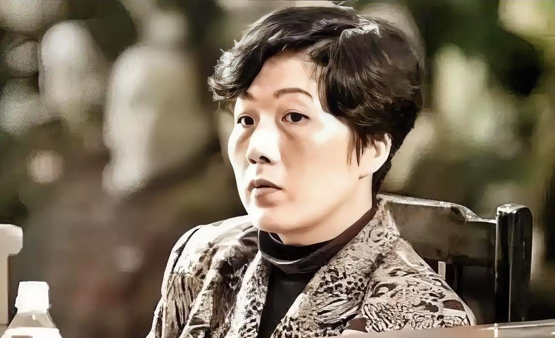 从17岁委身大31岁领导逃离农村，到凭借权色交易狂敛千万元、一路撕开晋升通道坐上