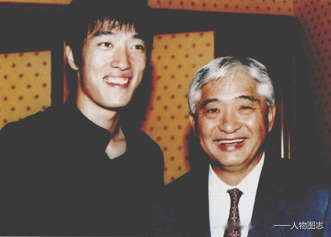 荣智健(右)向奥运健儿刘翔(左)颁奖后合影