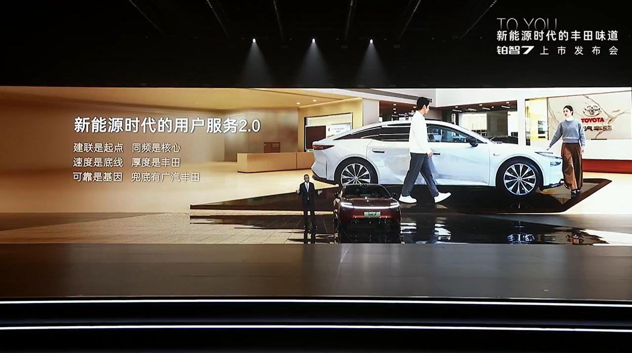 15万不到买一台中大型纯电轿车，有超过5米1的车长和3米的轴距，有华为鸿蒙座舱，