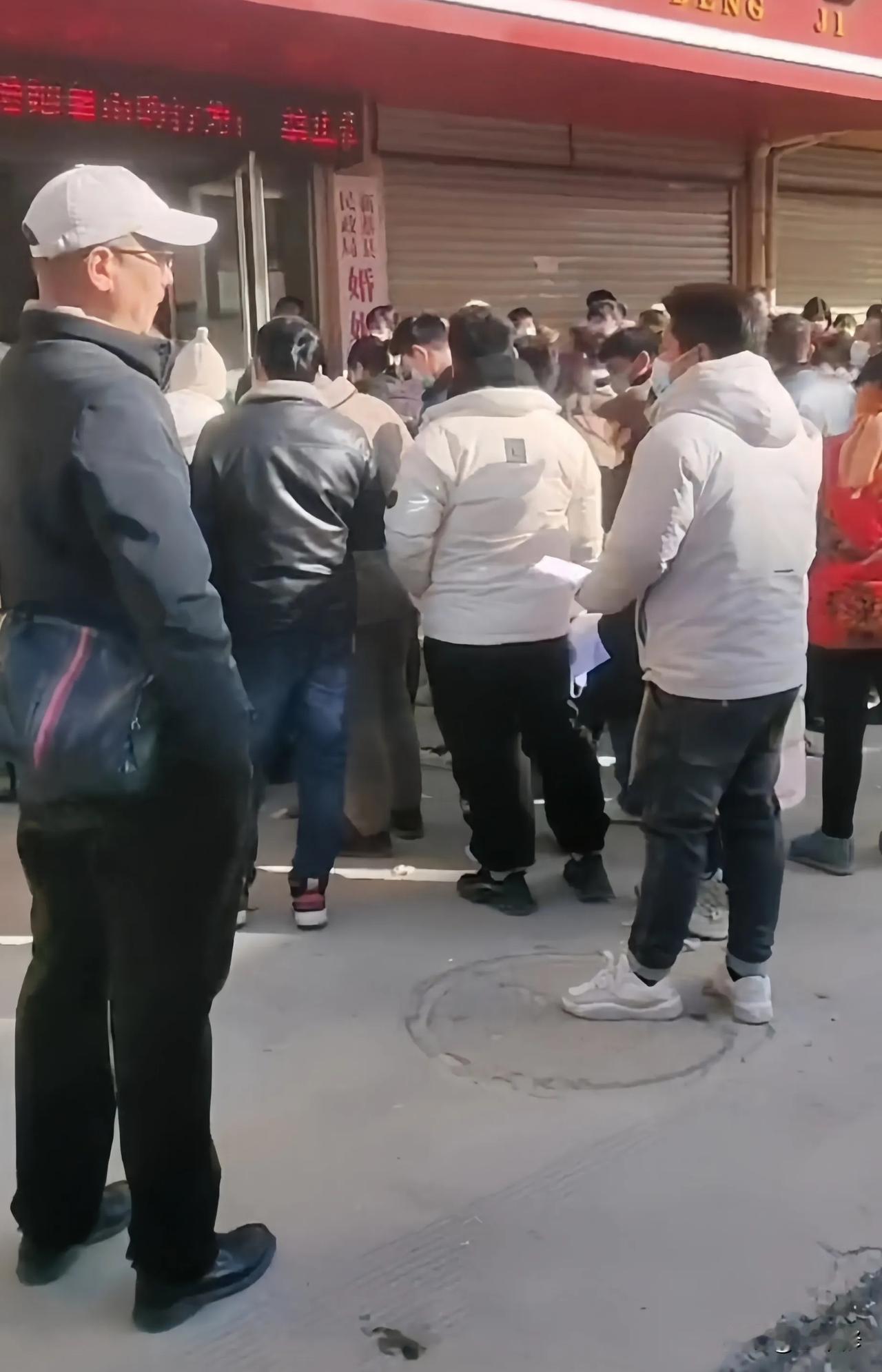 昨天，安徽淮南民政局办事大厅格外“火爆”，婚姻登记现场的新人寥寥无几，而离婚队伍